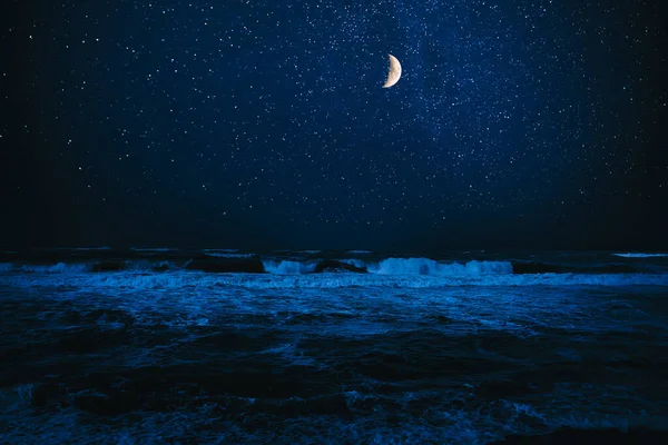 빛나는 하늘에 초승달 — 스톡 사진