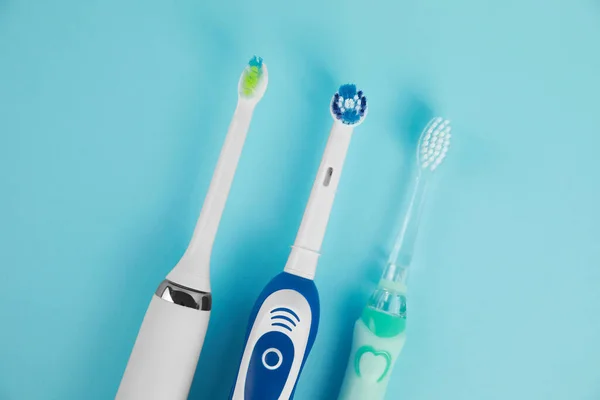 Electric Toothbrushes Light Blue Background Flat Lay — Stock Photo, Image