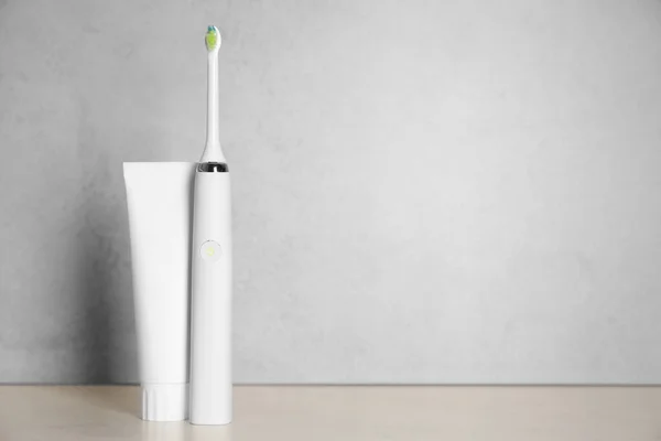 Electric Toothbrush Toothpaste Light Background Space Text — Stock Photo, Image