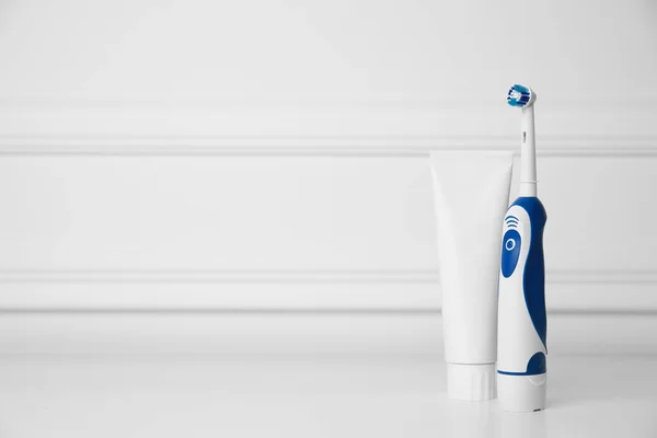 Electric Toothbrush Toothpaste White Background Space Text — Stock Photo, Image