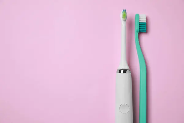 Electric Plastic Toothbrushes Pink Background Flat Lay Space Text — Stock Photo, Image