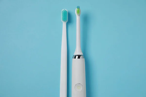 Electric Plastic Toothbrushes Turquoise Background Flat Lay — Stock Photo, Image