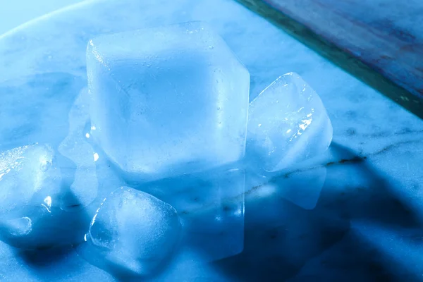 大理石板上的水晶清冰立方体 色泽效果 — 图库照片