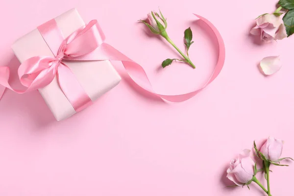 Подарункова Коробка Красиві Трояндові Квіти Рожевому Тлі Плоска Лежа Простір — стокове фото