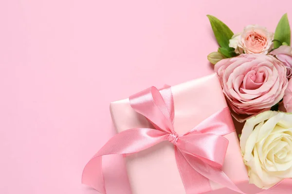 Caixa Presente Belas Flores Fundo Rosa Flat Lay Espaço Para — Fotografia de Stock