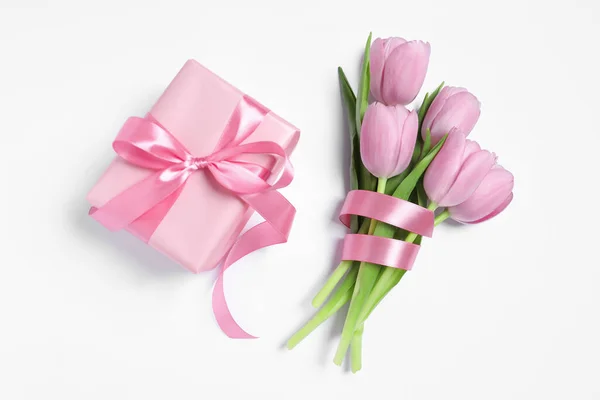 Caixa Presente Bonita Com Arco Rosa Tulipas Sobre Fundo Branco — Fotografia de Stock