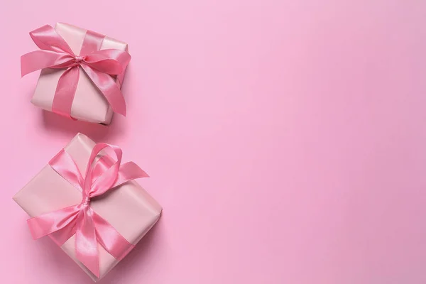Gyönyörű Ajándékdobozok Rózsaszín Háttérrel Lapos Fektetés Szöveg Helye — Stock Fotó