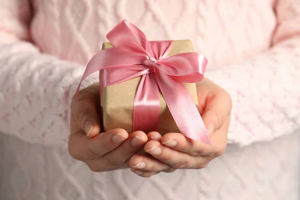 Mulher Segurando Caixa Presente Com Arco Rosa Close — Fotografia de Stock