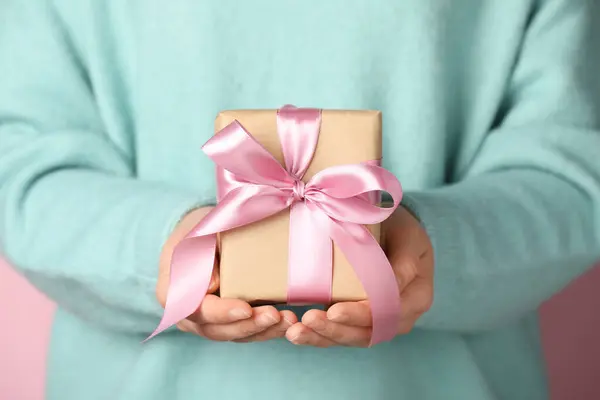 Mulher Segurando Caixa Presente Com Arco Fundo Rosa Close — Fotografia de Stock