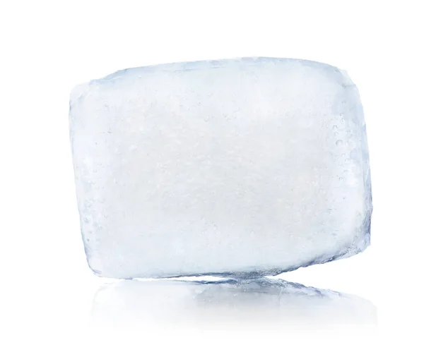 一个冷冰冰的立方体隔离在白色上 — 图库照片