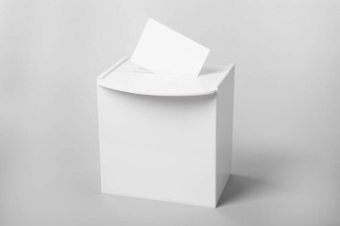 Açık gri arkaplanlı oy sandığı. Seçim zamanı.