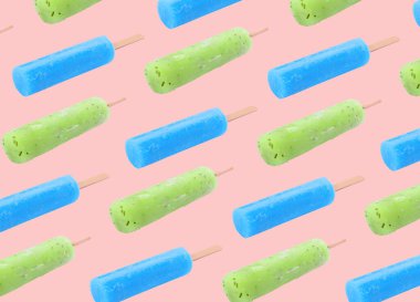 Soluk pembe arka planda birçok farklı dondurma, desen tasarımı