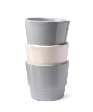 Beyaz arkaplanda farklı boş seramik saksılar