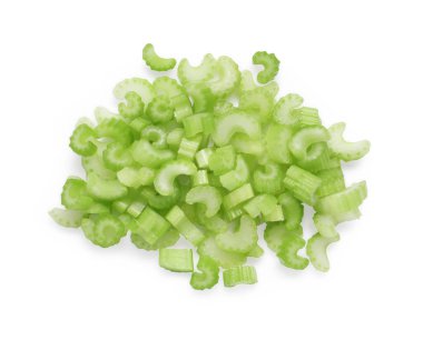 Taze kesilmiş kereviz yığını beyaza izole edilmiş, üst manzara