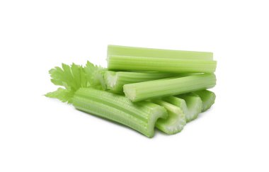 Taze yeşil kesim kereviz beyaza izole edilmiş.