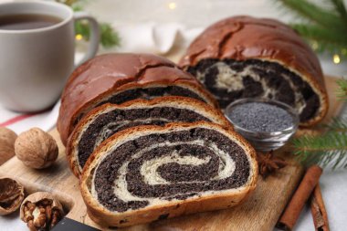 Haşhaş tohumu rulosu, tarçın çubukları ve ceviz, yakın plan. Pasta nefis.