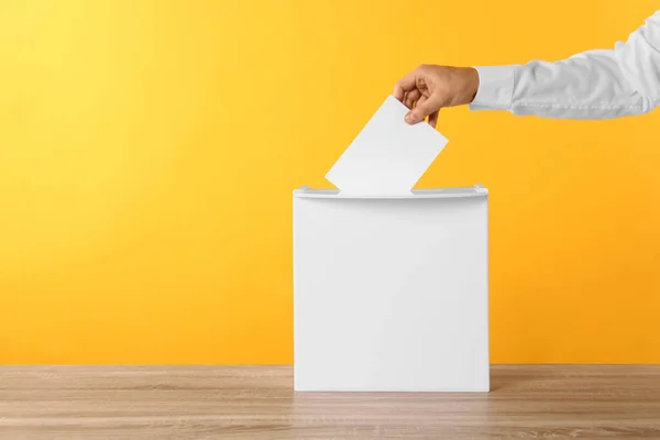 노란색 배경에 상자에 자신의 투표를 클로즈업 텍스트를 — 스톡 사진