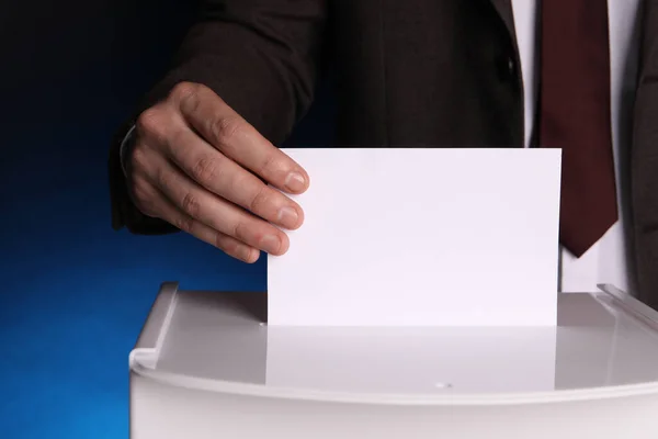 Homme Mettant Son Vote Dans Les Urnes Sur Fond Bleu — Photo