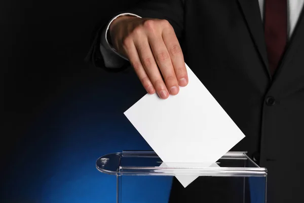 Szavazatát Sötét Kék Hátterű Szavazóurnába Helyezte Közelről Szöveg Helye — Stock Fotó