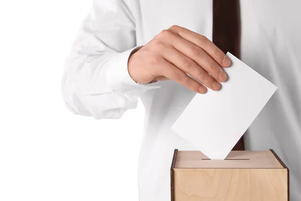 クローズ アップ ホワイト バック グラウンドに投票箱に自分の一票を入れて男 — ストック写真