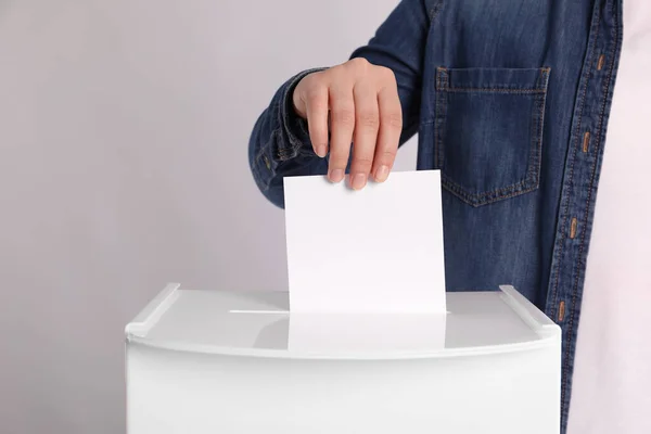 Frau Wirft Ihre Stimme Die Wahlurne Auf Hellgrauem Hintergrund Nahaufnahme — Stockfoto