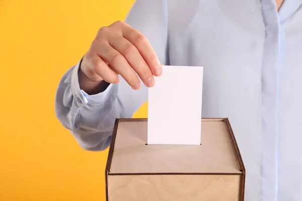 Donna Che Mette Suo Voto Nelle Urne Sfondo Arancione Primo — Foto Stock