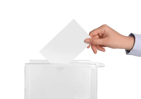 彼女の投票を投票箱に白い背景に クローズ アップをかぶる女 — ストック写真