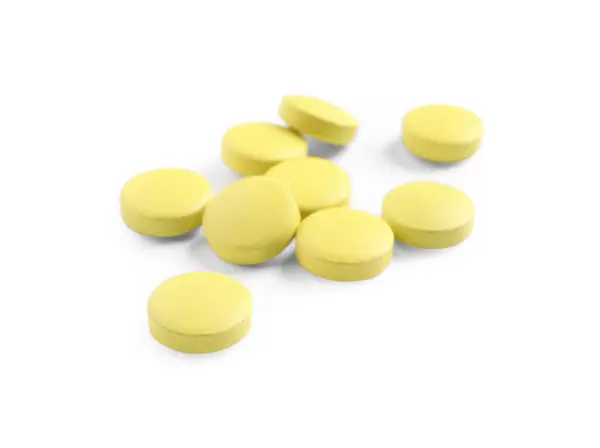Mnoho Žlutých Pilulek Izolovaných Bílém Léčivá Léčba — Stock fotografie