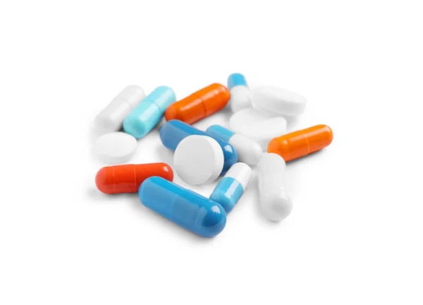 许多不同的药丸在白色上隔离 药物治疗 — 图库照片