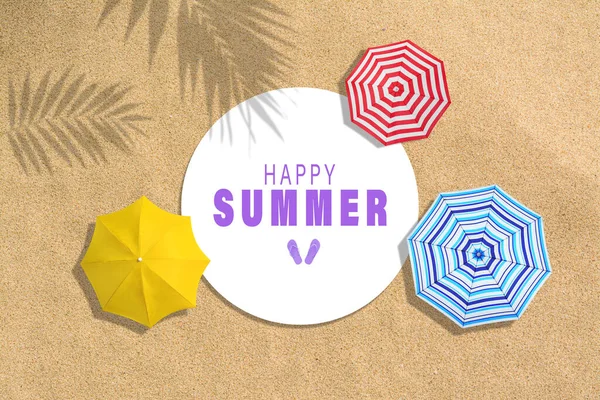 Fráze Šťastné Léto Barevné Plážové Deštníky Stíny Listí Písku Pohled — Stock fotografie