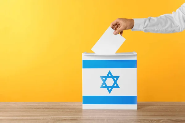 Man Putting His Vote Ballot Box Decorated Flag Israel Yellow — Stock Photo, Image