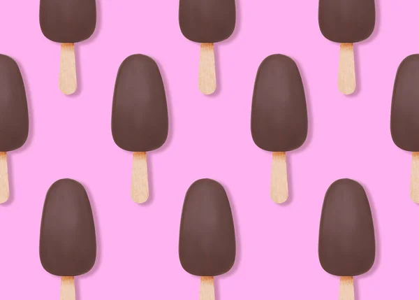 軽いバイオレットの背景にチョコレートアイスクリームとパターン — ストック写真