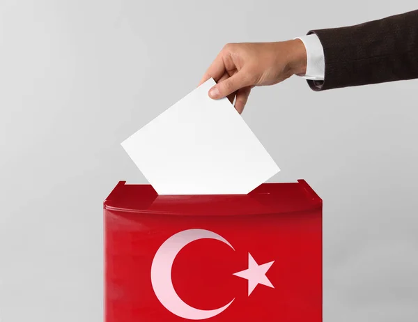 Мужчина Кладет Свой Голос Урну Голосования Украшенную Флагом Турции Светлом — стоковое фото