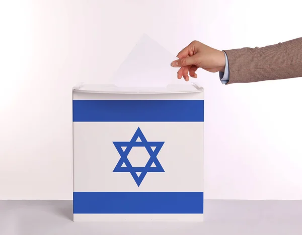 Mulher Colocando Seu Voto Urna Decorada Com Bandeira Israel Contra — Fotografia de Stock