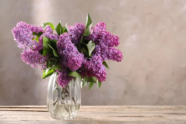 Vackra Lila Blommor Vas Träbord Utrymme För Text — Stockfoto