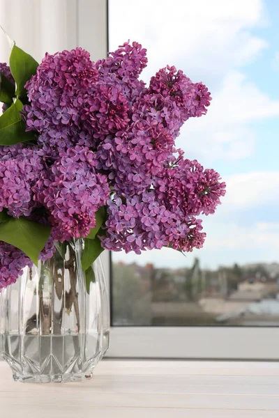 屋内白い木のテーブルの花瓶で美しいライラック花 テキストのためのスペース — ストック写真