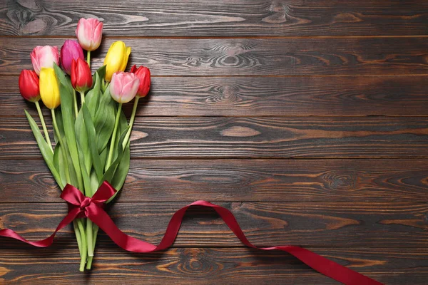 Krásné Barevné Tulipány Dřevěném Stole Horní Pohled Mezera Pro Text — Stock fotografie