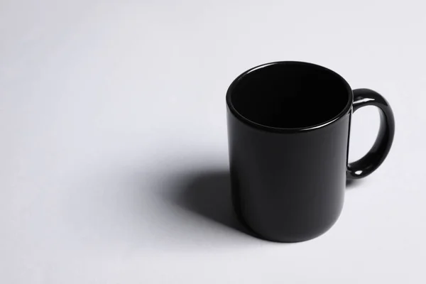 Une Tasse Céramique Noire Sur Fond Gris Clair Espace Pour — Photo