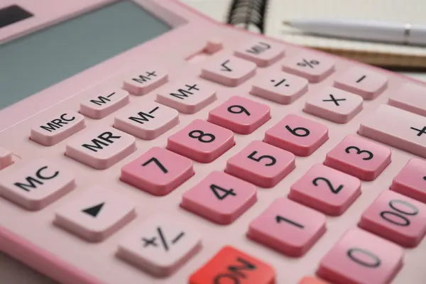 テーブル上のピンク電卓のクローズアップビュー — ストック写真