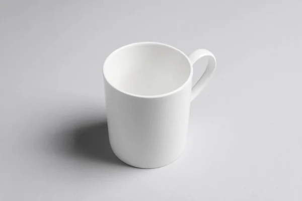 Jeden Biały Kubek Ceramiczny Jasnym Tle — Zdjęcie stockowe