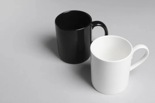 Чорно Білі Керамічні Чашки Світлому Фоні Простір Тексту — стокове фото