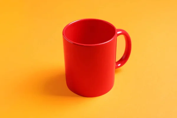 Una Tazza Ceramica Rossa Sfondo Arancione — Foto Stock