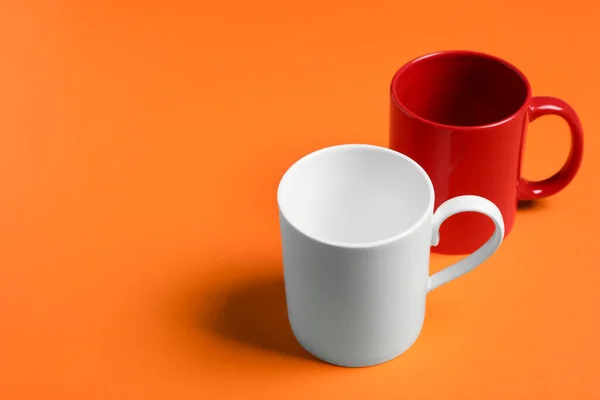 Rote Und Weiße Keramikbecher Auf Orangefarbenem Hintergrund Platz Für Text — Stockfoto