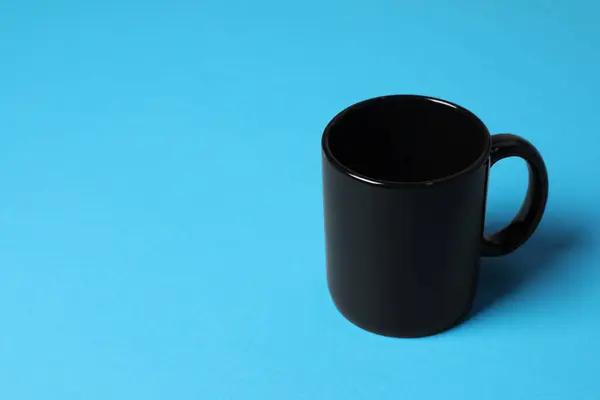 Una Tazza Ceramica Nera Sfondo Azzurro Spazio Testo — Foto Stock