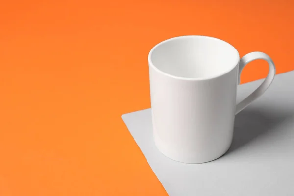 色の背景の1つの白い陶磁器のマグ テキストのためのスペース — ストック写真