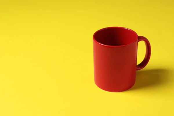 Uma Caneca Cerâmica Vermelha Fundo Amarelo Espaço Para Texto — Fotografia de Stock