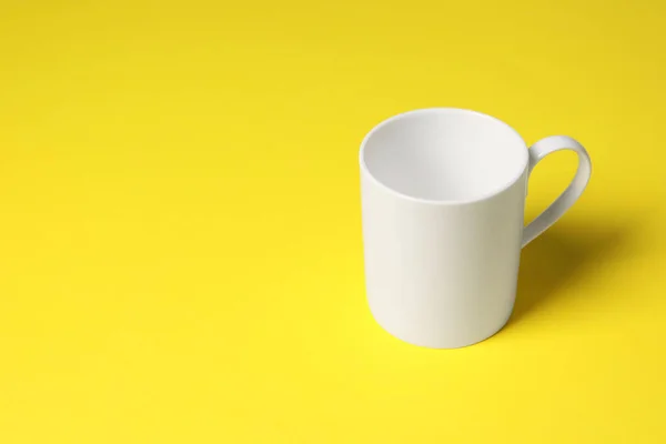 Jeden Biały Kubek Ceramiczny Żółtym Tle Miejsce Tekst — Zdjęcie stockowe