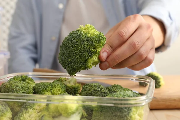 Mand Sætte Frisk Broccoli Glasbeholder Ved Bordet Closeup Opbevaring Fødevarer - Stock-foto