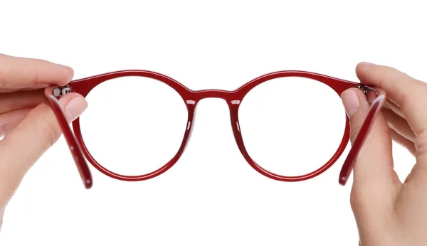 白い背景に赤いフレームを持つスタイリッシュなメガネを持っている女性 クローズアップ — ストック写真
