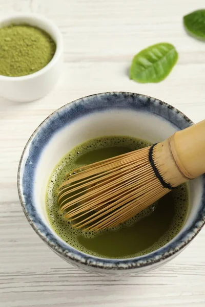 Kopje Verse Matcha Thee Met Bamboe Garde Witte Houten Tafel — Stockfoto